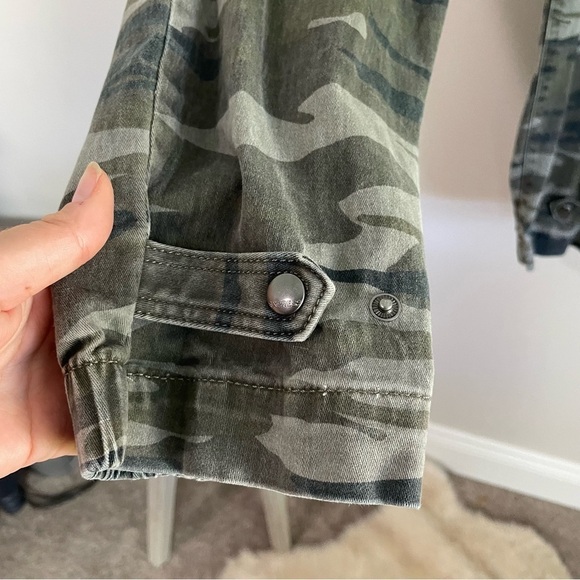 [Express] Women's Camo Print High Rise Jogger Style Straight Leg Cargo Pants - Picture 3 of 9